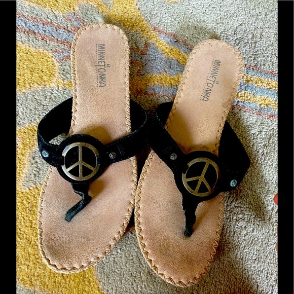 SALE‼️‼️ Minnetonka sandals size 9 - Picture 1 of 4